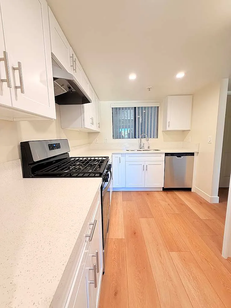 1039 Justin Ave — Photo 4
