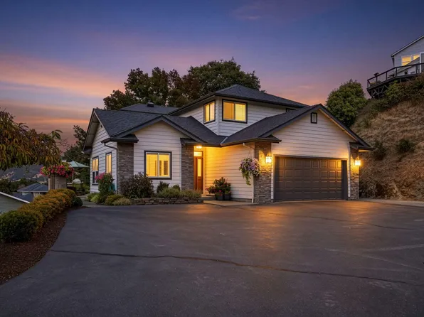 2315 Robertson Crst, Grants Pass, OR 97527