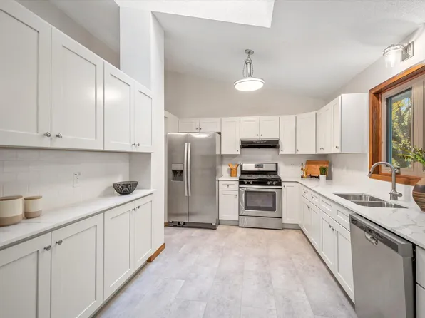 1512 Rushmore Dr, Burnsville, MN 55306