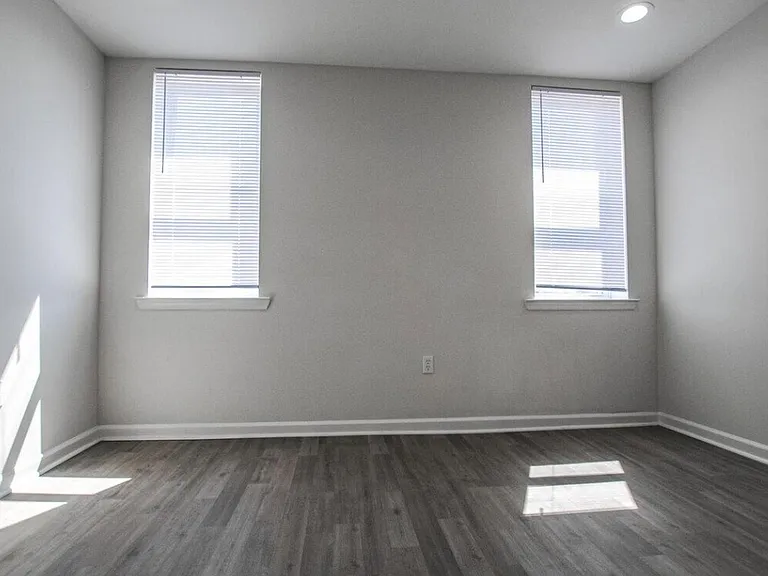 2727 E Monument St — Photo 15