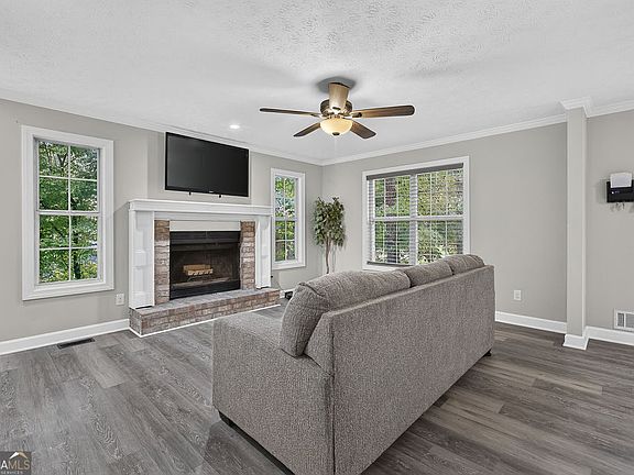 3rd image of 3735 Warwick Way