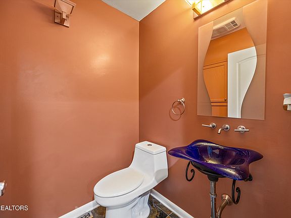 17th image of 3521 Montlake Dr