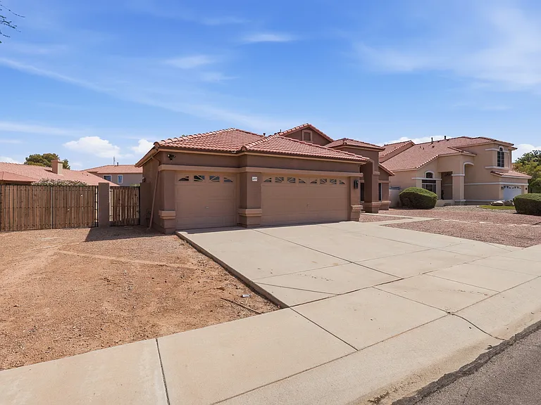 1274 E Lake Dr — Photo 2