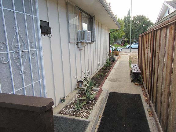 3rd image of 1458 Merry Ln