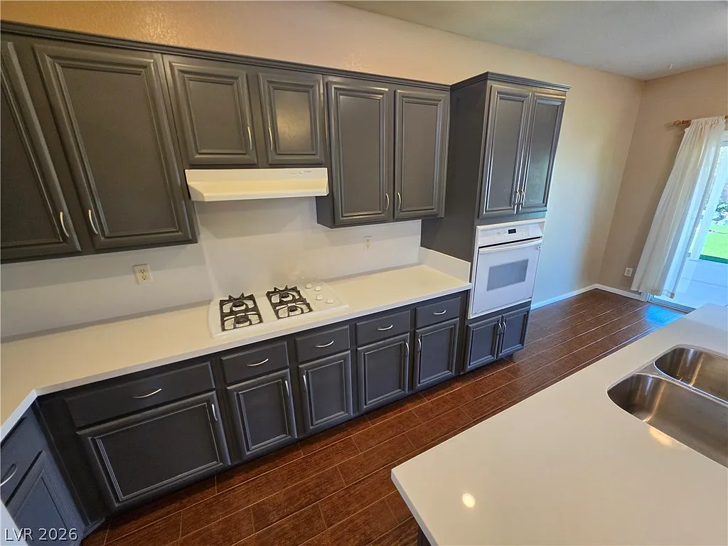 3 bed, 2.0 bath, 1970 sqft, $2,395 — Photo 4