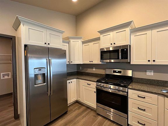 3rd image of 715 Creekside Dr