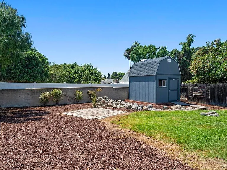 586 Del Mar Ave — Photo 12