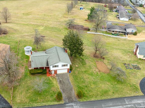 2nd image of 224 Hemlock Ln