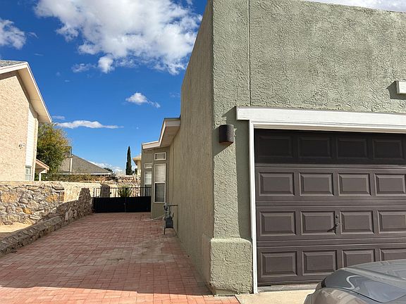 Entrance to the backyard. Enough space to park a RV
