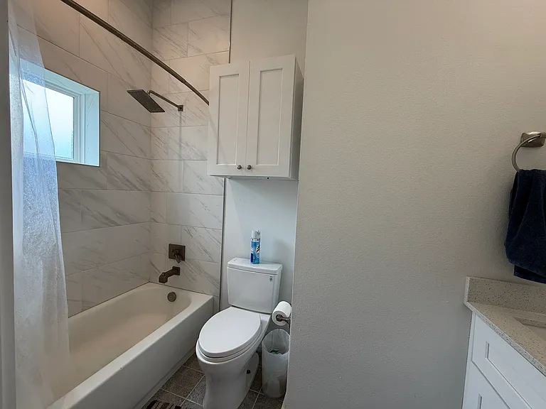 Second bath with tub