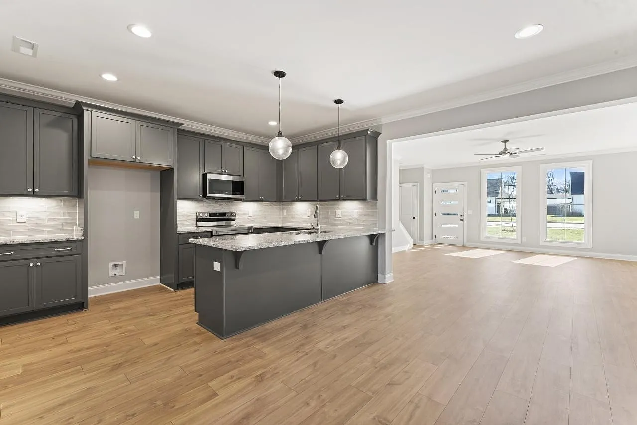 3 bed, 2.5 bath, 1849 sqft, $2,300 — Photo 2