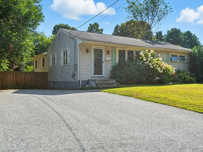 18 Maplewood Dr — Photo 2
