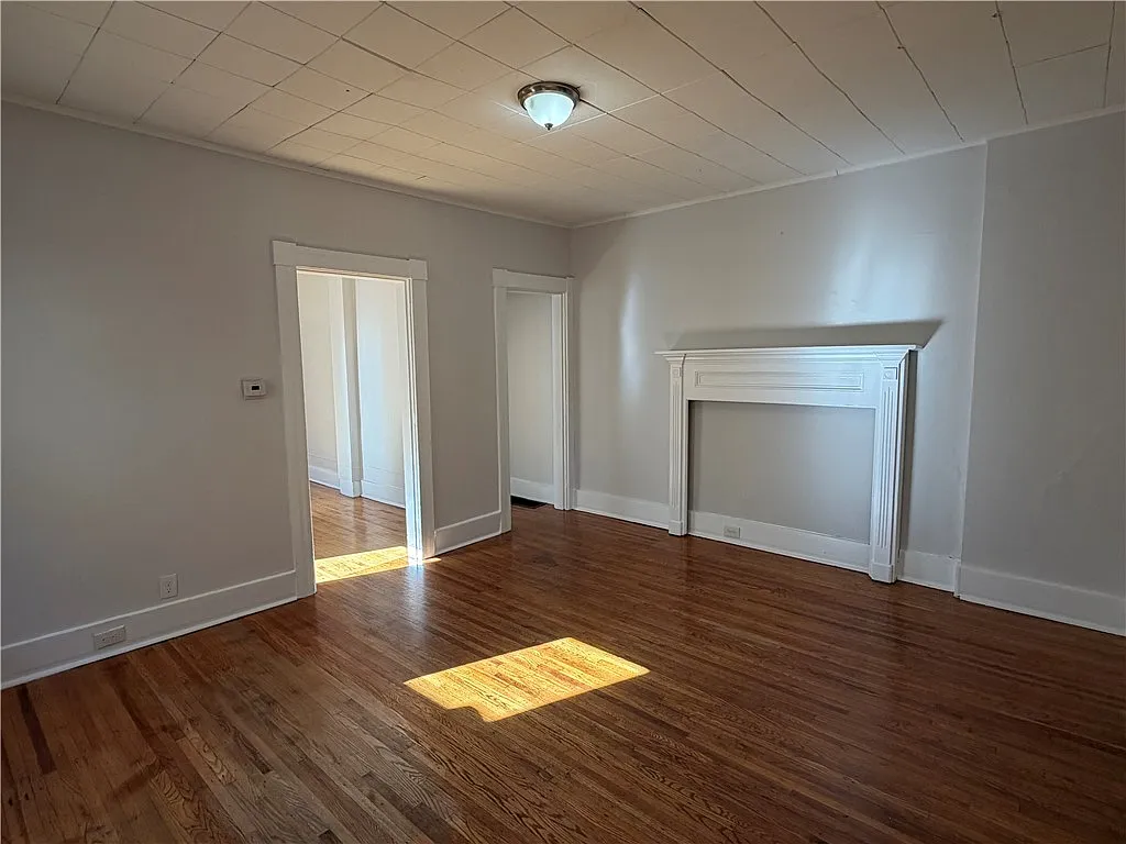 3 bed, 1.5 bath, 2804 sqft, $1,800 — Photo 2