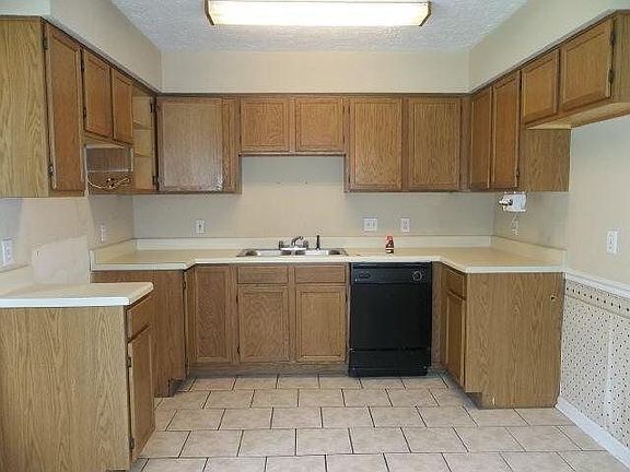 3rd image of 8 Doe Run Ct