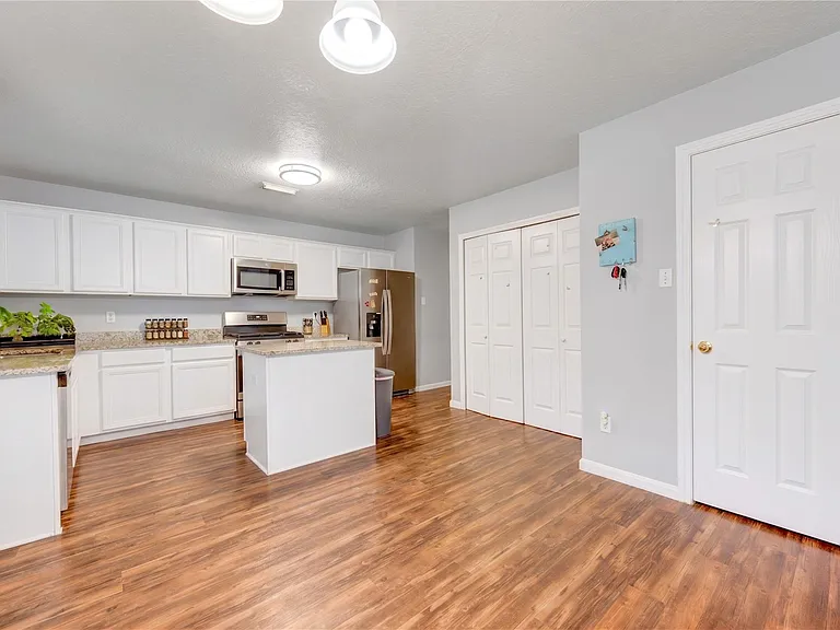 7302 Greenwood Point Dr — Photo 20