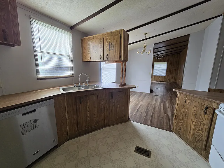 308 W Chapman Rd — Photo 9
