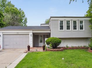 352 N Pinecrest Rd, Bolingbrook, IL 60440