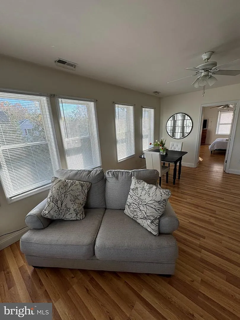 1 bed, 900 sqft, $1,800 — Photo 3