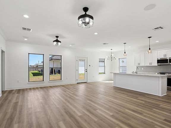 3rd image of 2817 W Friendship Dr