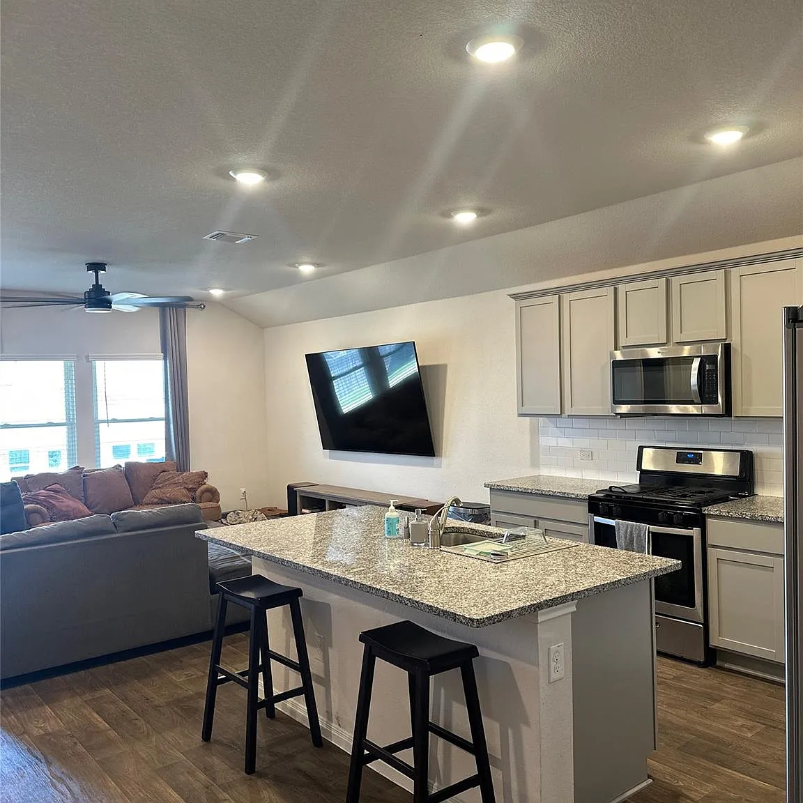 1 bed, 2.0 bath, 1823 sqft, $2,250 — Photo 1
