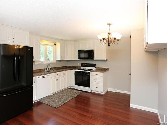 5th image of 174 Castlewood Dr