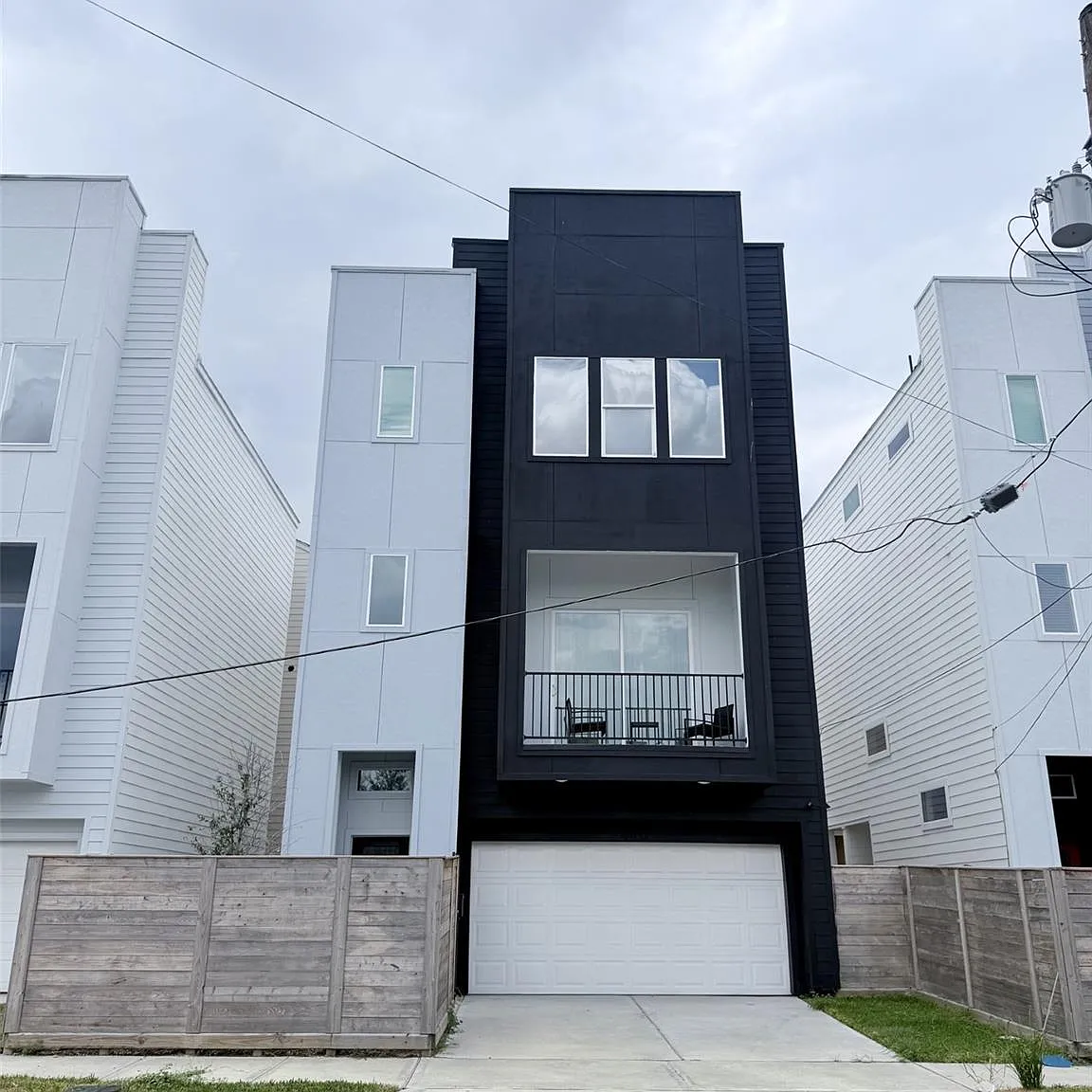 3 bed, 3.5 bath, 2579 sqft, $3,300 — Photo 1