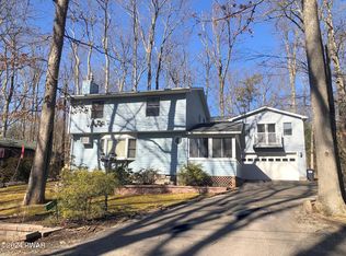 19 Oak Ln, Hawley, PA 18428