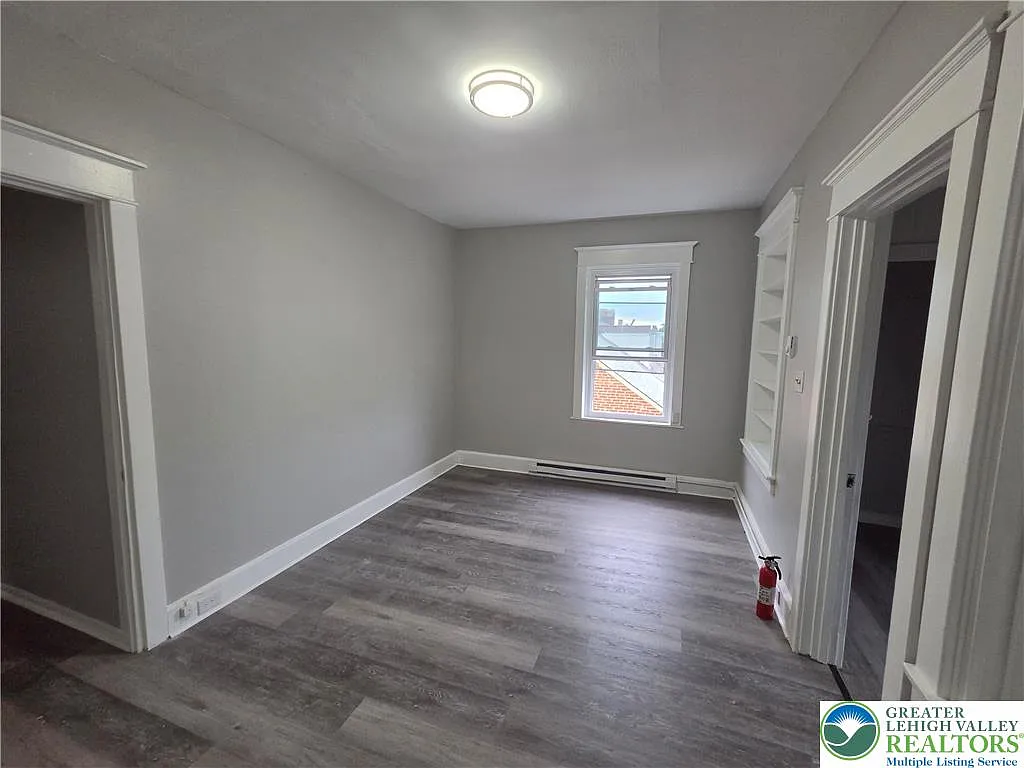 926 W Walnut St — Photo 4