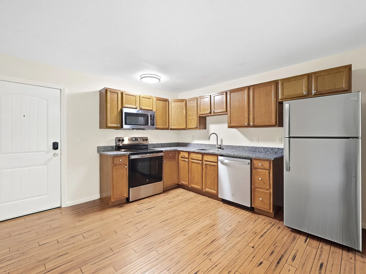 2 bed, 1.5 bath, 1000 sqft, $2,200 — Photo 2