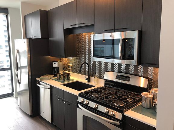 5th image of 102 N Garland Ct #1407