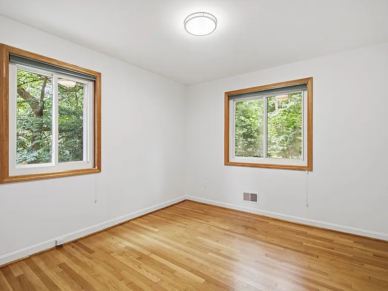 110 Devon Ct — Photo 17