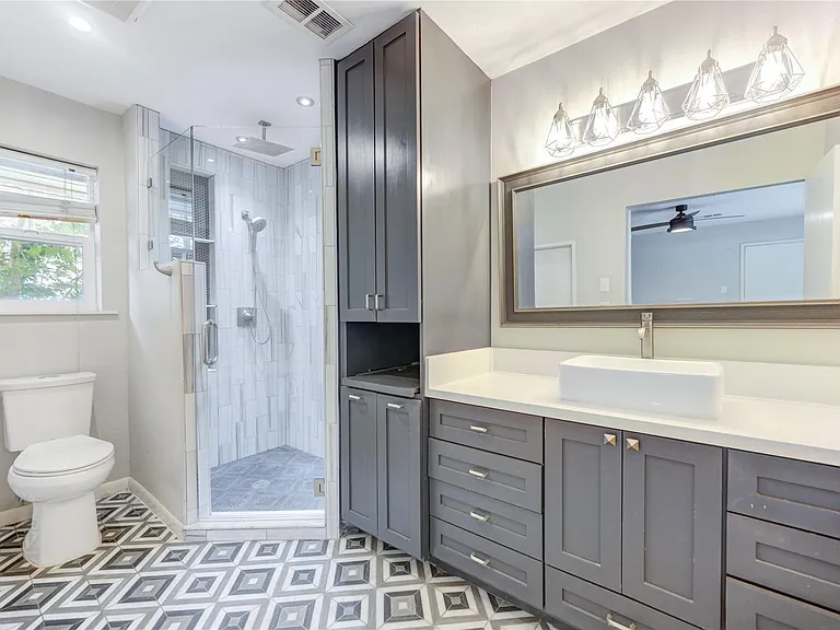 5019 Oak Forest Dr — Photo 17