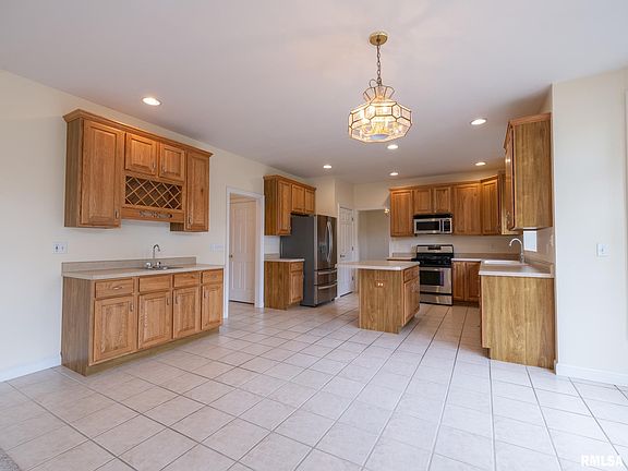 5th image of 919 W Brookforest Dr
