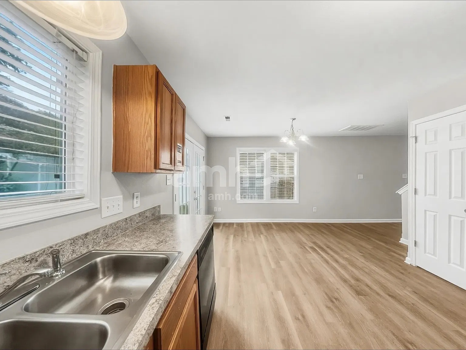 3 bed, 2.5 bath, 1568 sqft, $2,015 — Photo 4
