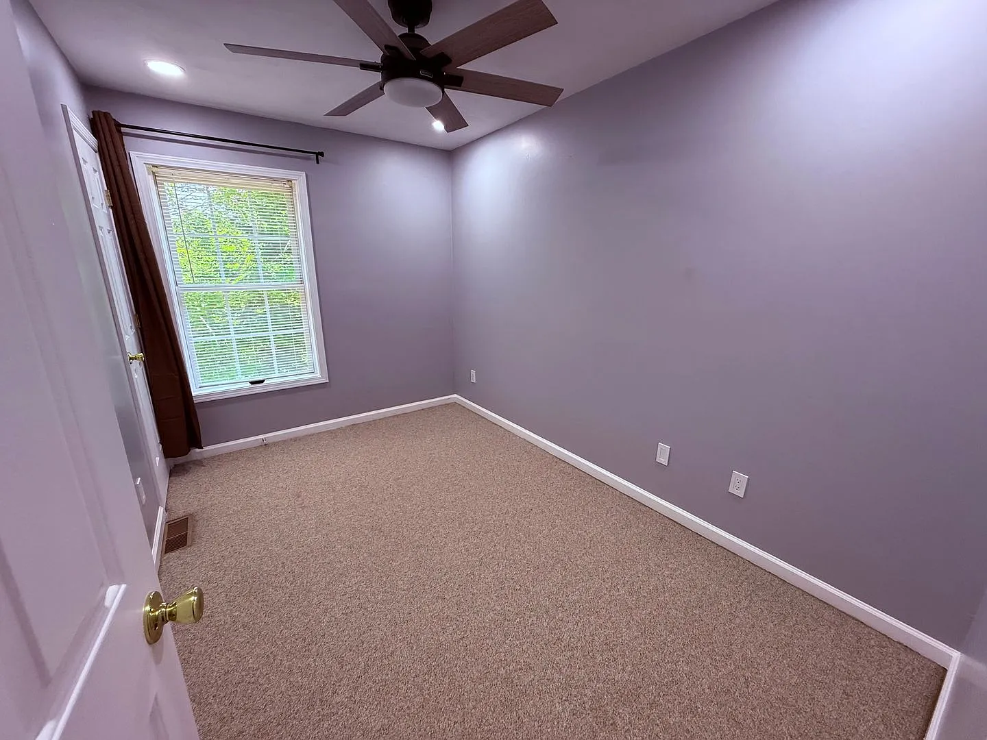 3 Bedroom, 1.5 Bath Townhouse — Photo 3