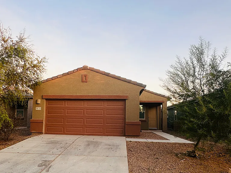 10731 W Dickerson Dr — Photo 2