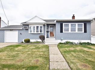 251 Farmers Ave, Lindenhurst, NY 11757