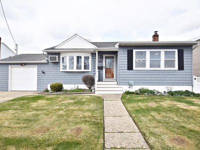 251 Farmers Avenue, Lindenhurst, NY, 11757