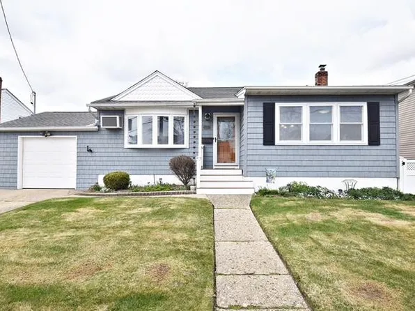 251 Farmers Avenue, Lindenhurst, NY 11757