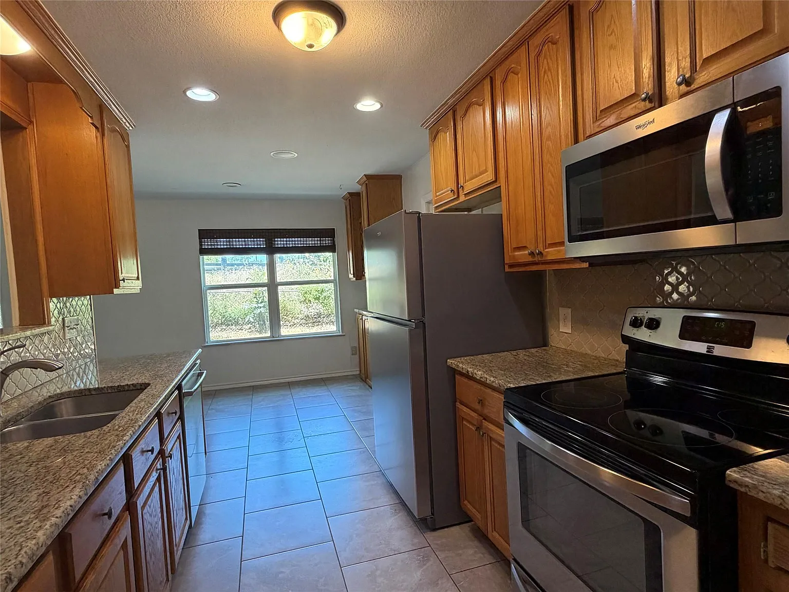 3 bed, 2.0 bath, 1946 sqft, $1,975 — Photo 3