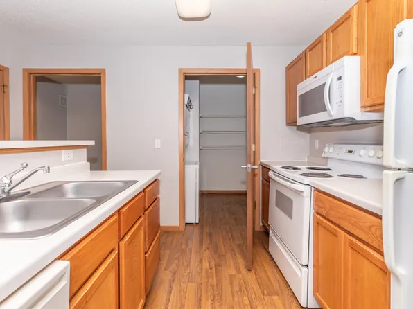 Essex Park Market - 911, 911 41st St NW, Rochester, MN 55901