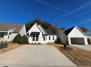 1085 Woodland Ln, Opelika, AL 36801