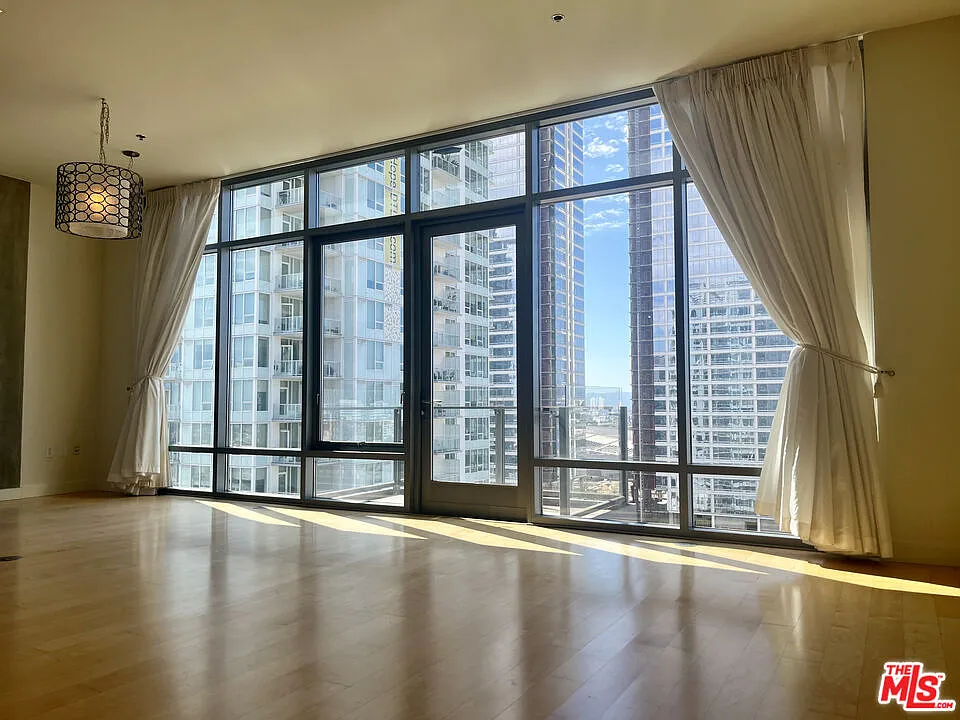 1 bed, 1.0 bath, 1010 sqft, $3,400 — Photo 2