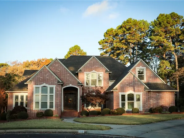 513 Autumnwood Dr, Russellville, AR 72802