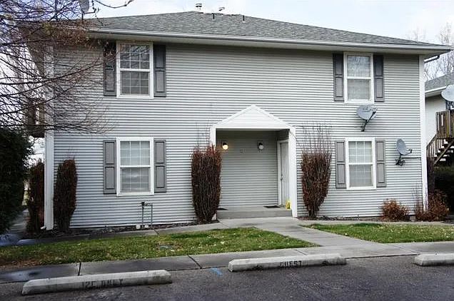875 N 3rd St E — Photo 2