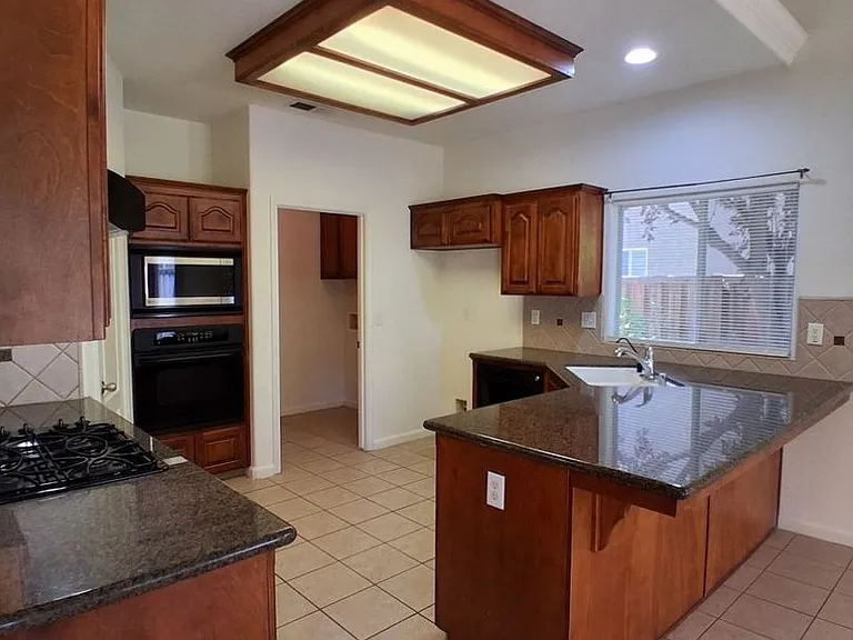 551 Lester Ave — Photo 9