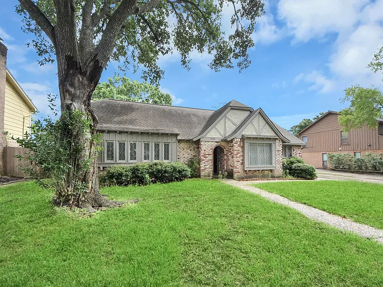7510 Renmark Ln — Photo 43