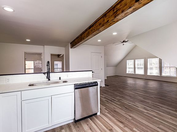 4th image of 628 Forest Ave Unit 3