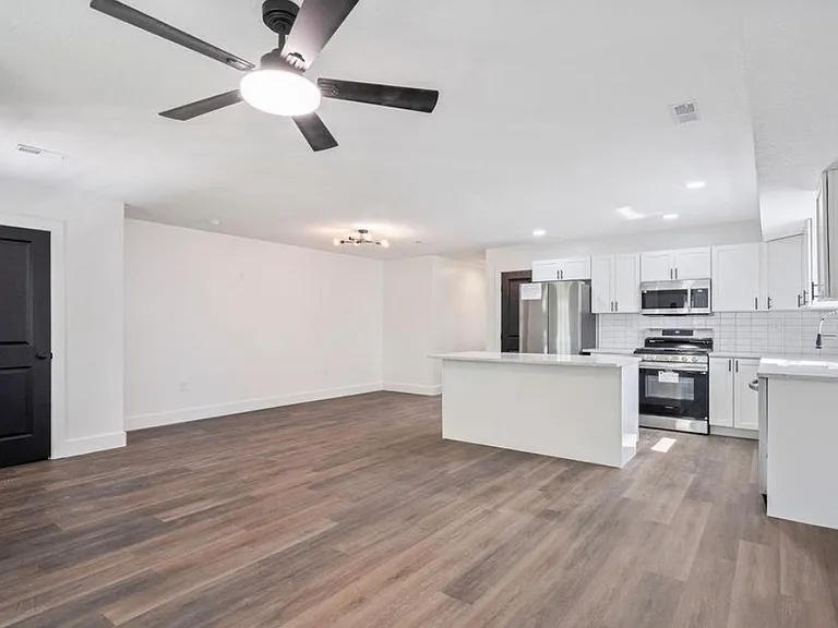 205 W King St — Photo 8