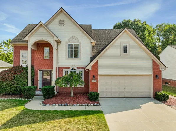 2741 Blue Heron Ln, Wixom, MI 48393